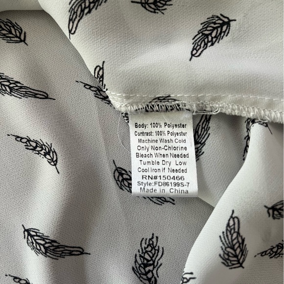 🕊 fun2fun Feather Print Blouse – Women’s Small | White & Black - Picture 3 of 5